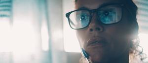 Brillen mit Blaulichtfilter sollen die Augen von Computernutzern schützen und den Schlaf verbessern. Eine Überblicksstudie zweifelt daran. 