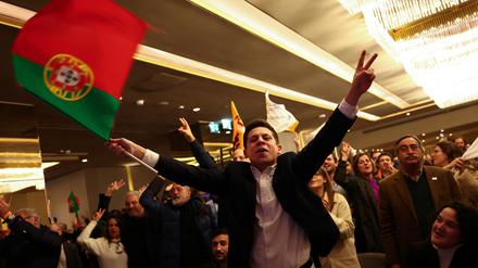 Anhänger der portugiesischen Demokratischen Allianz (AD) reagieren auf die ersten Auszählungsergebnisse der Parlamentswahlen in Lissabon. 