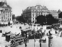 Reges Verkehrstreiben mit Pferdewagen, Kutschen und Fahrradfahrern auf dem Potsdamer Platz. Das Foto entstand um 1900. Foto: picture-alliance / dpa / bildfunk