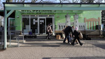 Lebensmittelausgabe der Tafel Potsdam in der Drewitzer Straße. 2000 Kunden werden dort jede Woche bedient.