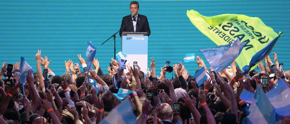 Wahlgewinner Sergio Massa, Wirtschaftsminister und Präsidentschaftskandidat der Regierungspartei, spricht vor seinen Anhängern.