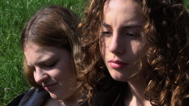 Elia und Manon, zwei Protagonistinnen aus Claire Simons Jugendporträt „Premières Solitudes“ von 2018.