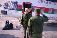 Dieses Bild von Alexander Lukaschenko in Uniform wurde am Samstag im Staatsfernsehen verbreitet. Foto: imago images/Russian Look