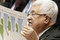 Mahmud Abbas studiert Trumps Friedensplan, den er rundherum ablehnt. Foto: imago images/UPI Photo