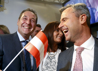 Sieger der ersten Runde. FPÖ-Kandidat Norbert Hofer (rechts), neben ihm FPÖ-Chef Heinz-Christian Strache. Foto: REUTERS