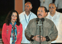 Die Regierung Nicaraguas, hier Präsident Daniel Ortega und seine Lebensgefährtin und Regierungssprecherin Rosario Murillo, ist wegen der Sekte alarmiert. Foto: Ernesto Mastrascusa/dpa