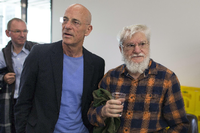 Dan Graham (rechts) und der Architekt Jacques Herzog 2015. Foto: picture alliance / dpa