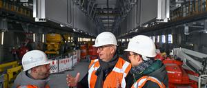 Dietmar Woidke (SPD), Ministerpräsident von Brandenburg, besucht das neue, im Bau befindliche ICE-Bahnwerk.