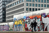 Ab sofort kümmert sich die Stiftung Berliner Mauer um die Pflege, Gestaltung und den Schutz der East Side Gallery. Foto: Soeren Stache/dpa