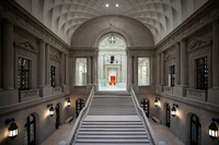 Eine Freitreppe, die von einem ornamentierten Gewölbe überspannt ist, führt in das Foyer eines Lesesaals einer Bibliothek. Foto: SPK/Thomas Koehler/photothek.net