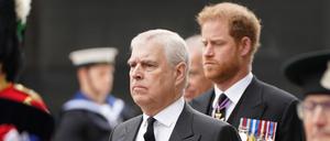 Prinz Andrew, Herzog von York (l), und der Herzog von Sussex und Prinz Harry (dahinter) beim Staatsakt vor der Beisetzung von Königin Elizabeth II.