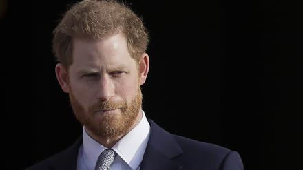 Der britische Prinz Harry steht in den Gärten des Buckingham-Palasts.  