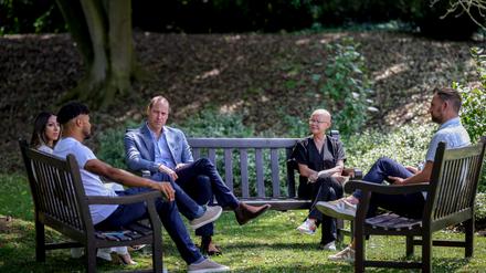 Prinz William (M) trifft sich mit Tyrone Mings (l-r), Gail Porter, Sabrina Cohen-Hatton und David Duke. Mit einem umfassenden Programm will Thronfolger Prinz William  die Obdachlosigkeit in Großbritannien bekämpfen.