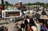 Der Sarg mit dem Leichnam George Floyds wird von einer Kutsche zur Beisetzung gebracht. Foto: AFP/Getty Images/Mario Tama