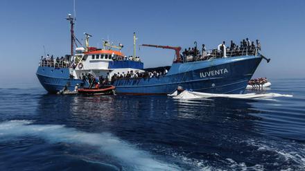 Die „Iuventa“ bei einem Einsatz im Mittelmeer vor der Beschlagnahme durch Italiens Justiz