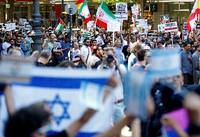Teilnehmer des israelfeindlichen "Al-Quds-Marschs" 2018 und pro-israelische Gegendemonstranten. Foto: Reuters/Hannibal Hanschke