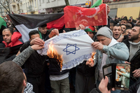 Jugendliche verbrennen in Neukölln nach einer Pro-Palästina-Demonstration eine selbst gebastelte Israel-Fahne. Foto: DAVIDS
