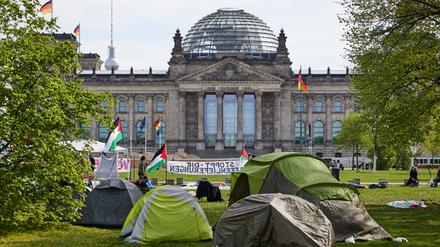 Seit dem 8. April haben Pro-Palästina-Aktivisten ein Protestcamp vor dem Reichstagsgebäude aufgebaut. Unter dem Motto „Besetzung gegen Besatzung“ möchten sie die „aktive Rolle Deutschlands beim Krieg in Gaza“ kritisieren. (Archivbild)
