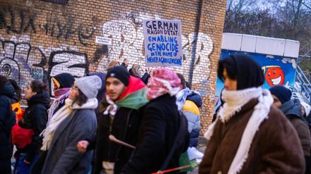 Ein pro-palästinensische Demonstration unter dem Motto „Stoppt den Genozid in Gaza“ zieht durch die Berliner Stadtteile Wedding und Prenzlauer Berg.