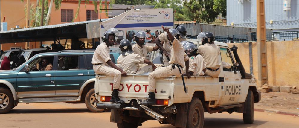 Nigrische Polizisten, die ihre Unterstützung des Militärputsches zeigen.