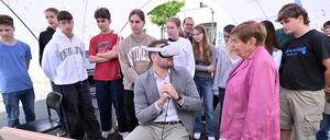 Christian Zipfel, der künstlerische Leiter des Projektes, führt Zeitzeugin Ruth Winkelmann die VR-Brille vor. Zehntklässler der Voltaire-Gesamtschule waren in das Projekt eingebunden - unter anderem bei der Entwicklung der Fragen und beim Schnitt des Filmmaterials.