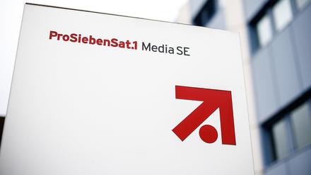 Logo und der Schriftzug der ProSiebenSat.1 Media SE: Der Fernsehkonzern will in Deutschland noch in diesem Jahr rund 400 Stellen abbauen.