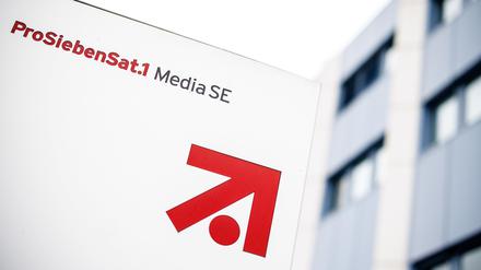 ADas Logo und der Schriftzug der «ProSiebenSat.1 Media SE» ist im Gewerbegebiet «Unterföhring Park» an einer Säule vor einem Gebäude von ProSiebenSat.1 zu sehen. 