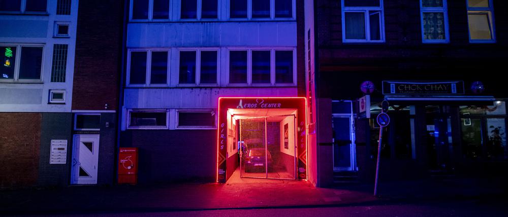 Der Eingang zu einem Eros-Center in Kiel wird von Neonlampen beleuchtet. 
