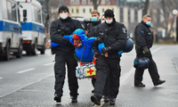 Polizisten tragen einen Demonstranten in Dresden weg. Dort war es zu Protesten vor dem Sächsischen Landtag gekommen. Foto: Matthias Rietschel/Reuters