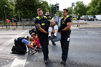 "Letzte Generation"-Aktivisten blockierten auch am Donnerstagmorgen wieder Ein- und Ausfahrten der Autobahnen A100, A111 und A113 in Berlin. Foto: REUTERS/Christian Mang