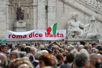"Rom sagt, es reicht" steht auf diesem Plakat der Demonstranten. Foto: Tony Gentile/Reuters