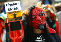 Proteste bei der Hauptversammlung von Bayer im Mai: Umweltaktivisten kritisieren die Übernahme von Monsanto. Foto: REUTERS