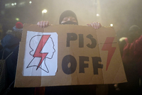 Als ihren Feind betrachten die Demonstrantinnen Polens Regierungspartei PiS. Foto: REUTERS