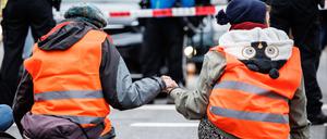 Aktivisten der Klimaschutz-Initiative „Letzte Generation“ haben sich am Münchner Stachus mit ihren Händen auf die Straße geklebt. In Berlin gab es am Mittwoch wieder Blockaden.