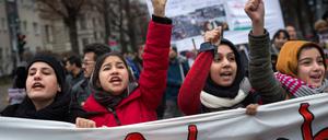 Bleiberecht ist weder universell noch bedingungslos. Es gibt jedoch individuelle Aufenthaltsrechte, insbesondere wenn es um den Schutz des Familienlebens geht.  Afghanische Flüchtlinge protestieren auf dem Foto in Berlin für ein Bleiberecht.