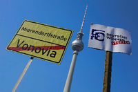Feindbilder. Menschen demonstrieren gegen "Verdrängung und Mietenwahnsinn" auf dem Alexanderplatz. Foto: imago images / Steinach
