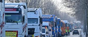 Lastkraftwagen mit Transparenten stehen im Konvoi in Nohra bei Weimar. Neben den protestierenden Landwirten hat auch das Landesverkehrsgewerbe einen Konvoi gestartet.
