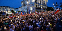 Die Massenproteste gegen die Justizreform lassen auch in den Sommerferien nicht nach, hier vor dem Präsidentenpalast in Warschau. Foto: Czarek Sokolowski/AP/dpa