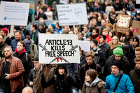 An diesem Samstag wollen wieder Tausende auf die Straße gehen, um gegen die EU-Urheberrechtsreform zu demonstrieren. Foto: Christoph Soeder/dpa
