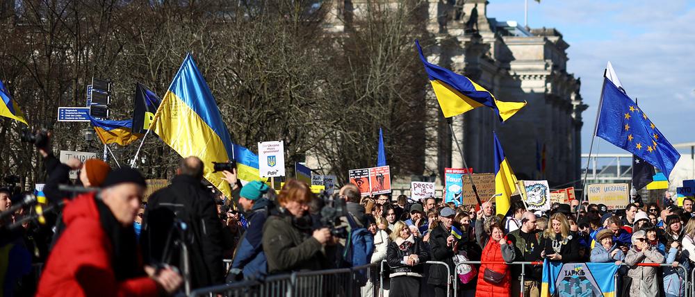 Zum zweiten Jahrestag des russischen Angriffs auf die Ukraine haben die Berliner Senatorinnen Cansel Kiziltepe und Franziska Giffey (beide SPD) Geflüchteten ihre Untersützung zugesichert.