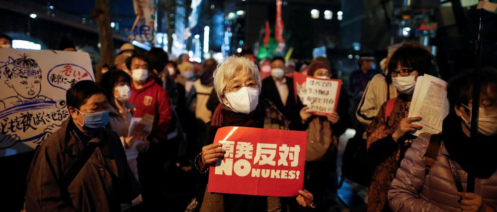 Menschen in Japan demonstrieren gegen die Atomkraftpläne ihrer Regierung.
