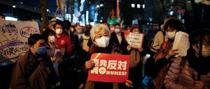 Menschen in Japan demonstrieren gegen die Atomkraftpläne ihrer Regierung.