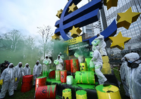 Protest gegen das Gütesiegel "Nachhaltig" für Atomkraft und Gas in der EU. Foto: Arne Dedert/dpa
