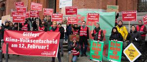 Ende November gab es vor dem Roten Rathaus eine Protestaktion für die Zusammenlegung von Volksentscheid und Wahlwiederholung.