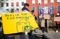 Schild auf einer Demonstration in Berlin. Foto: Christophe Gateau/dpa