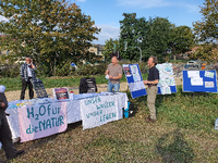 Proteste vor der Stadthalle in Erkner. Die Bürgerinitiative Grünheide befürchtet, dass Tesla der Region das Wasser abgräbt.  Foto: Thorsten Metzner