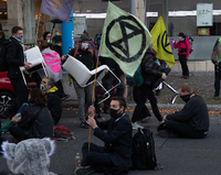 Die Proteste richten sich gegen die Braunkohlelobby. Foto: Paul Zinken/ dpa