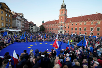 Das Ringen um Polen und die Einhaltung europäischer Werte reicht von Protesten gegen die PiS hier in Warschau über die EU-Kommission und den Rat der Regierungschefs bis ins Europäische Parlament. Foto: Czarek Sokolowski/AP/dpa