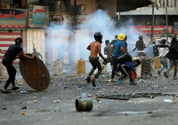 Jugend im Kampfmodus: Im Nahen Osten und Nordafrika gibt es regelrechte Aufstände. Die Menschen wie hier in Bagdad fordern ein würdiges Leben und Jobs. Foto: Ameer Al Mohammedaw/dpa