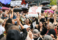 Demonstrierende versammeln sich während des Women's March 4 Justice in Brisbane. Foto: Dave Hunt/AAP/dpa